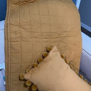 Pillowfort Box Stitch Twin Microfiber Quilt & pillow